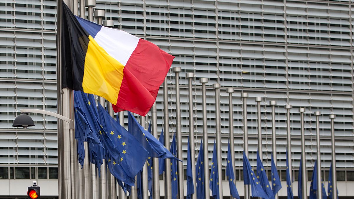 الأعلام البلجيكي والفرنسي والأوروبي أمام مقر المفوضية الأوروبية 
