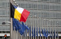 الأعلام البلجيكي والفرنسي والأوروبي أمام مقر المفوضية الأوروبية 