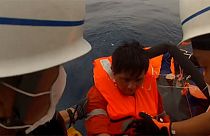 لحظه نجات یکی از ۴۳ خدمه کشتی مغروق توسط گارد ساحلی ژاپن