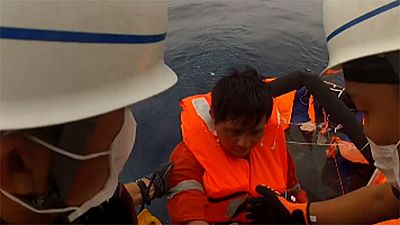 شاهد: خفر السواحل في اليابان ينقذون شخصاً بعد غرق سفينة تنقل 6 آلاف بقرة
