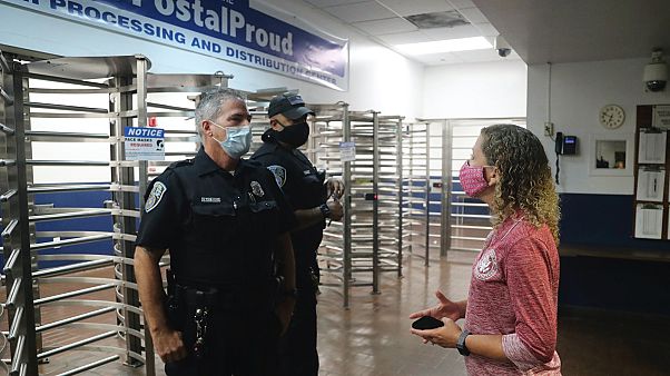 Debbie Wasserman Schultzot nem engedik be a posta miami elosztó központjába Debbie Wasserman Schultzot nem engedik be a posta miami elosztó központjába