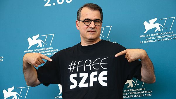 Mundruczó Kornél Velencében #FREE SZFE feliratú fekete trikóban Mundruczó Kornél Velencében #FREE SZFE feliratú fekete trikóban