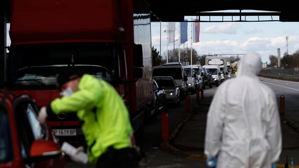 مأموران پلیس در حال توضیح محدودیت ها به هنگام ورود به اسلواکی در ماه مارس
