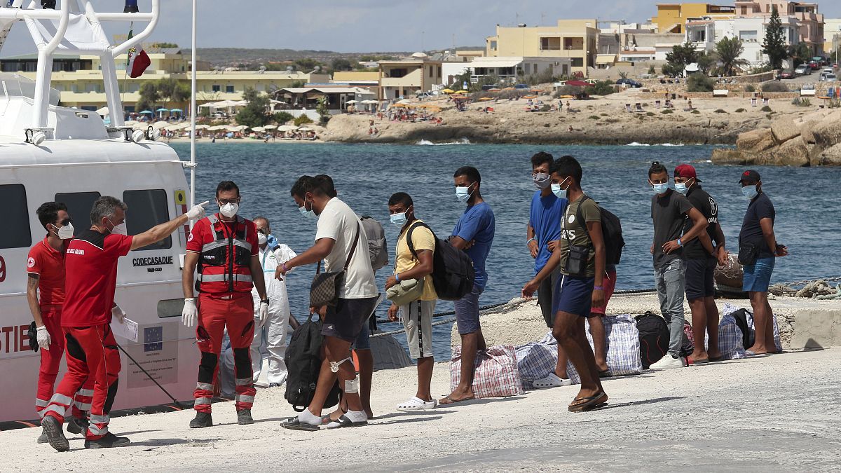Plusieurs centaines de migrants transférés de l'île de Lampédusa vers un ferry 