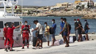 Migranti in procinto di essere trasferiti sulla nave quarantena