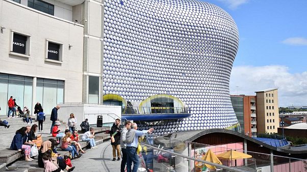 Birmingham'daki Bullring alışveriş merkezinin önünde oturan insanlar (Arşiv) Birmingham'daki Bullring alışveriş merkezinin önünde oturan insanlar (Arşiv)