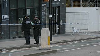 Patrouille de police et dispositif de sécurité après une attaque au couteau à Birmingham