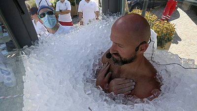 Nuevo récord mundial: un austriaco pasa 2 horas y media sumergido en hielo