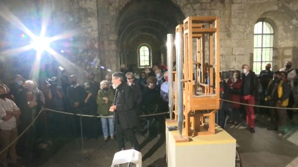 Invited guests witnessing the chord change at St Burchardi Church Invited guests witnessing the chord change at St Burchardi Church