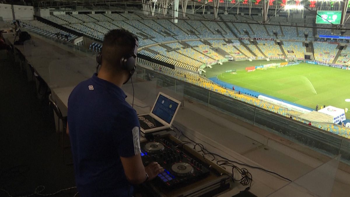 DJ ersetzt Zuschauer im Stadion