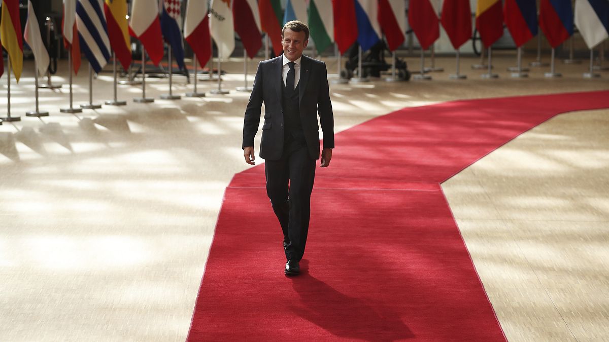الرئيس الفرنسي ماكرون خلال وصوله إلى قمة عقدت سابقاً في بروكسل 