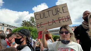 Eine Demonstrationsteilnehmerin in Brüssel mit dem Schriftzug "Kultur der Angst"