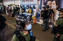 شاهد: اشتباكات جديدة بين الشرطة ومحتجين في هونغ كوتغ واعتقال المئات 
