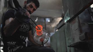 Liban : Le verre pulvérisé de Beyrouth recyclé en carafes artisanales