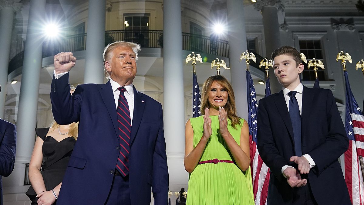 الرئيس الأمريكي دونالد ترامب رفقة زوجته ميلانيا ترامب وابنه بارون ترامب في البيت الأبيض خلال المؤتمر الوطني للحزب الجمهوري، واشنطن