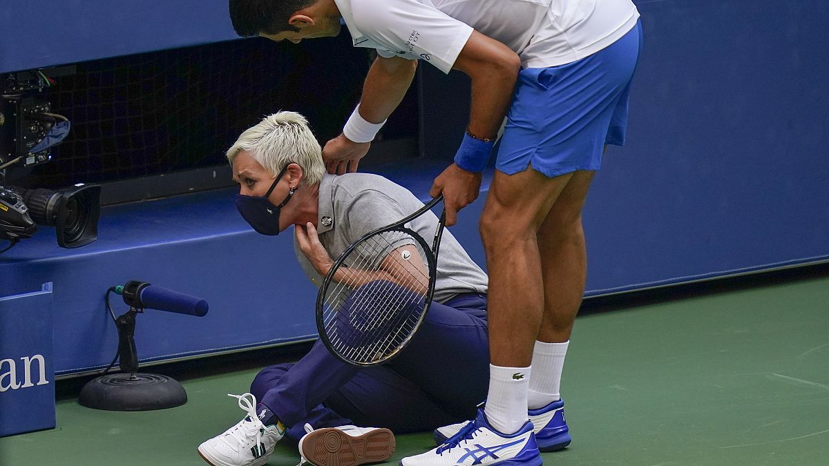 Djokovic da un pelotazo en la garganta a una juez de línea y queda eliminado del Abierto de EEUU