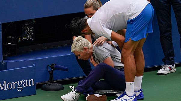 Djokovic, vurduğu topun hakeme çarpması üzerine diskalifiye edildi Djokovic, vurduğu topun hakeme çarpması üzerine diskalifiye edildi
