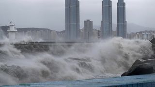 Több méteres hullámok a dél-koreai Puszan városnál