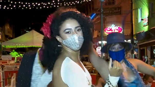 Una joven baila salsa de estilo caleño Una joven baila salsa de estilo caleño
