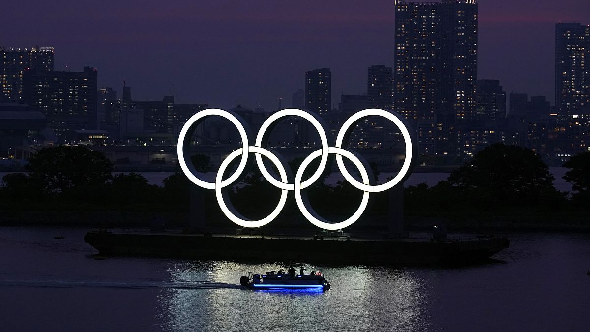 شعار الأولمبياد تطفو على الماء في دائرة أودايبا في طوكيو. 2020/06/03
