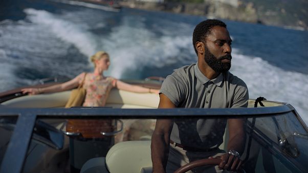 إليزابيث ديبيكي وجون ديفيد واشنطن في مشهد من فيلم "تينيت". إليزابيث ديبيكي وجون ديفيد واشنطن في مشهد من فيلم "تينيت".