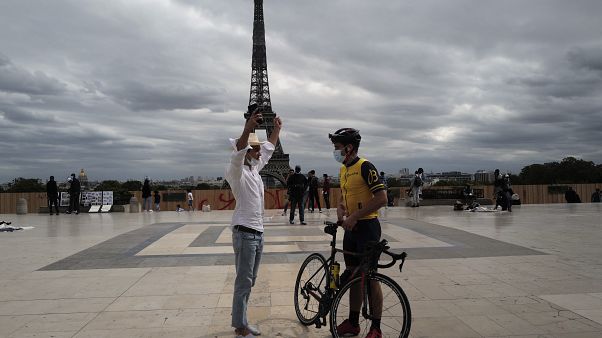 Dos hombres con mascarilla charlan frente a la Torre Eiffel, en París, el sábado 5 de septiembre de 2020. Dos hombres con mascarilla charlan frente a la Torre Eiffel, en París, el sábado 5 de septiembre de 2020.