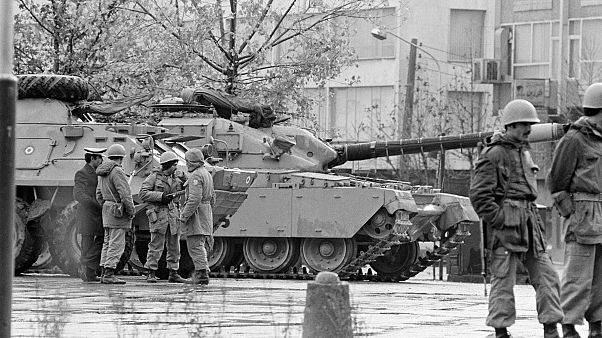 İran'ın başkenti Tahran'da Şah Rıza Pehlevi karşıtı protestolar sırasında kentin önemli noktaların İngiliz yapımı Chieftain tankları konuşlandırılmıştı (1978) İran'ın başkenti Tahran'da Şah Rıza Pehlevi karşıtı protestolar sırasında kentin önemli noktaların İngiliz yapımı Chieftain tankları konuşlandırılmıştı (1978)