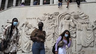 Mujeres frente al museo Palacio de Tokio de París, este sábado 5 de septiembre
