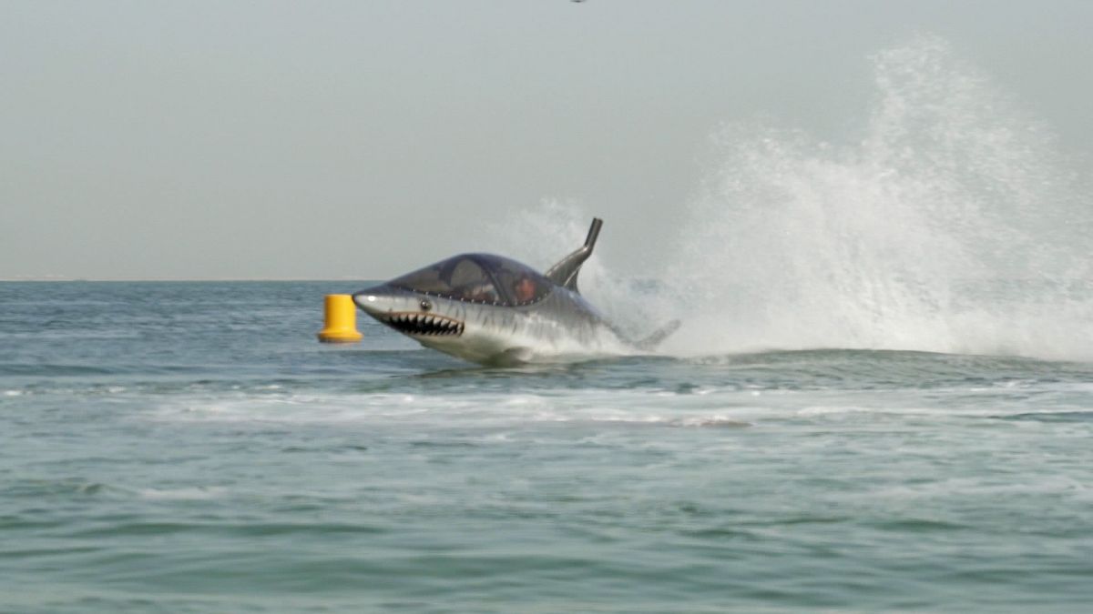 Seabracher: pilotar un tiburón en Dubai a 95 km/h