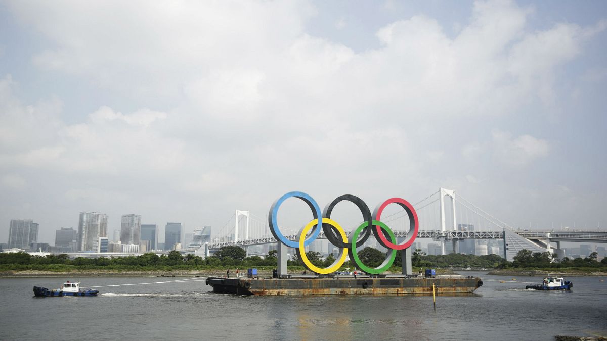 Japonya'nın başkenti Tokyo'da, römorkörlerle Olimpiyat sembolleri taşınırken 