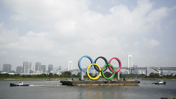 Japonya'nın başkenti Tokyo'da, römorkörlerle Olimpiyat sembolleri taşınırken Japonya'nın başkenti Tokyo'da, römorkörlerle Olimpiyat sembolleri taşınırken