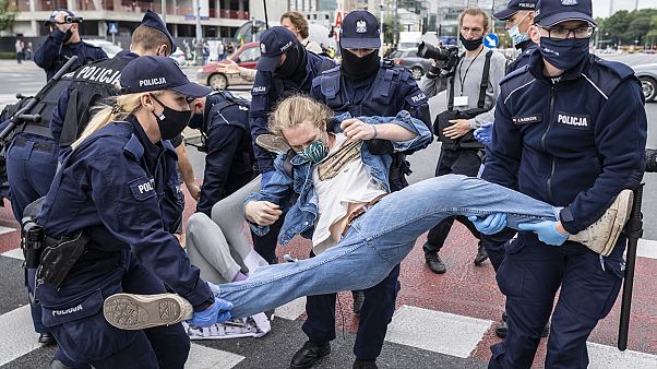 Climat : des militants d’Extinction Rébellion manifestent à Varsovie Climat : des militants d’Extinction Rébellion manifestent à Varsovie