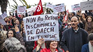  صورة من الأرشيف،  نساء يتظاهرن أمام البرلمان التونسي في تونس العاصمة: لا لعودة مجرمي داعش في تونس.
