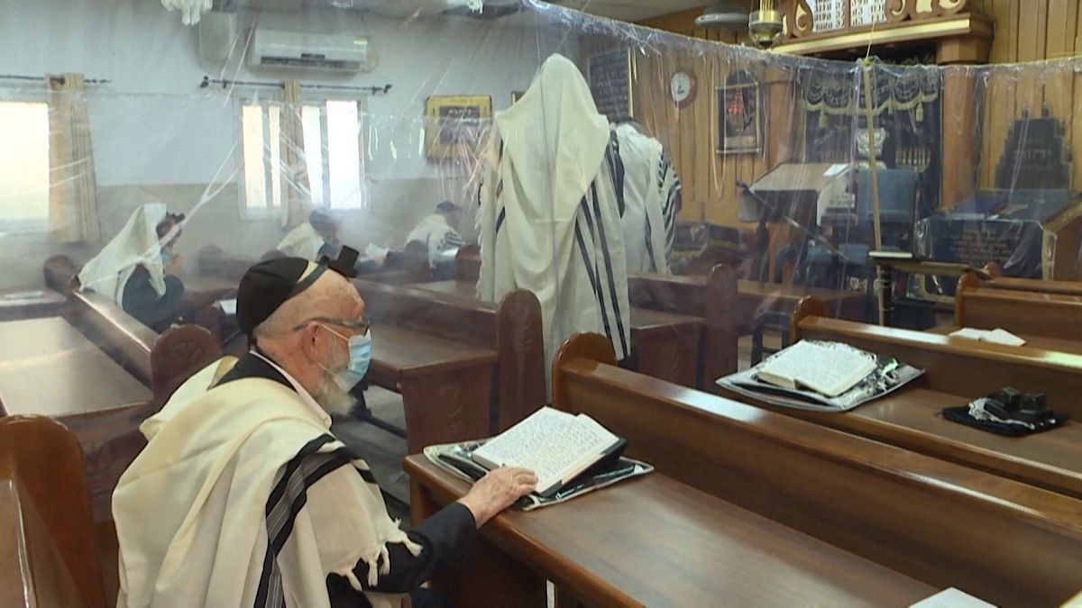 شاهد: يهود متشددون في زمن كورونا.. تمرّدٌ على إجراءات احتواء الوباء فرضوخٌ للأمر الواقع