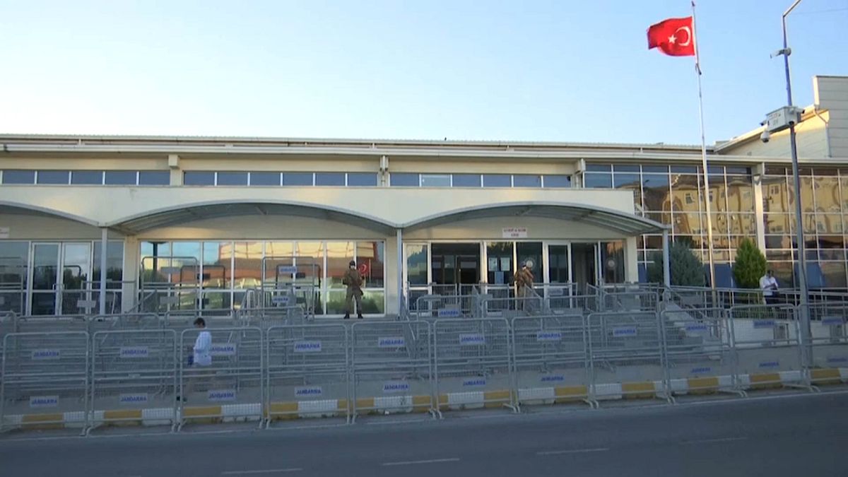 محكمة سليفري التركية تحت حراسة مشددة أثناء النطق بالحكم على أحد عناصر داعش الذي حكم عليه ب40 عقوبة بالمؤبد على خلفية الهجوم على ناد ليلي ليلة رأس السنة عام 2017