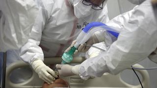توصيل مريض مصاب بفيروس كوفيد-19 بجهاز التنفس الصناعي في وحدة العناية المركزة بالمستشفى الوطني في إيتاجوا في باراغواي