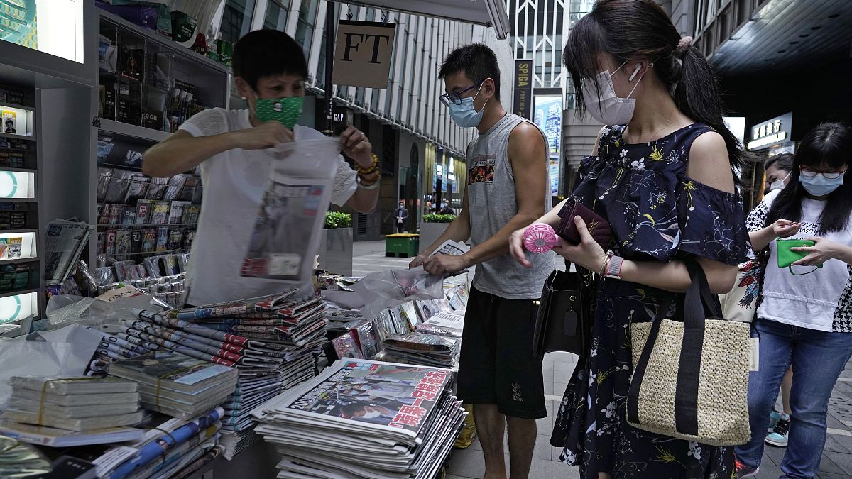 كشك لبيع الصحف في أحد شوارع وسط مدينة هونغ كونغ