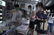 كشك لبيع الصحف في أحد شوارع وسط مدينة هونغ كونغ