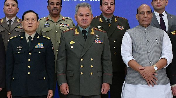 واجتمع وزيرا دفاع الهند والصين الجمعة في موسكو في أول اتصال مباشر رفيع المستوى بين الجانبين منذ بدء المواجهة واجتمع وزيرا دفاع الهند والصين الجمعة في موسكو في أول اتصال مباشر رفيع المستوى بين الجانبين منذ بدء المواجهة