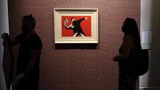 "حب فب الجو" هو عنوان لوحة للفنان البريطاني بانسكي معلقة في معرض في روما. 2020/09/07