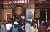 في 9 أغسطس 1982 ، ألقيت قنبلة يدوية على مطعم « جو غولندنبيرغ » في الحي اليهودي بباريس