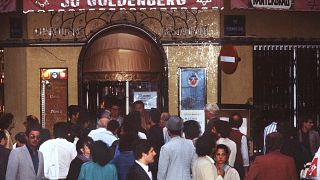 في 9 أغسطس 1982 ، ألقيت قنبلة يدوية على مطعم « جو غولندنبيرغ » في الحي اليهودي بباريس
