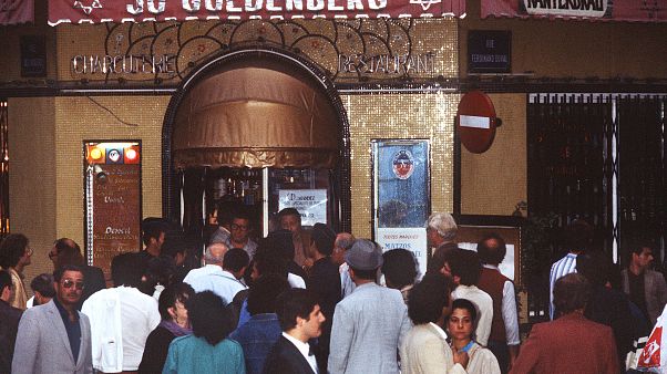 في 9 أغسطس 1982 ، ألقيت قنبلة يدوية على مطعم « جو غولندنبيرغ » في الحي اليهودي بباريس في 9 أغسطس 1982 ، ألقيت قنبلة يدوية على مطعم « جو غولندنبيرغ » في الحي اليهودي بباريس