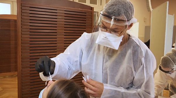 Un patient se fait dépister à Paris Un patient se fait dépister à Paris