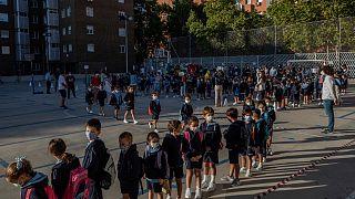 عاد آلاف الطلاب لمقاعد الدراسة الثلاثاء في مدريد  في ظل إجراءات استثنائية لمواجهة فيروس كورونا