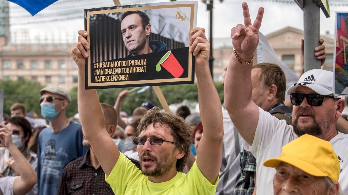 عکس الکسی ناوالنی در دست معترضان روس