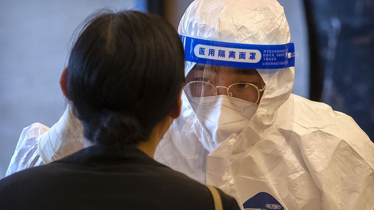 عامل في الصحة يجري اختبارا يخص كوفيد-19 على صجافي أجنبي في بيكين. 2020/09/07