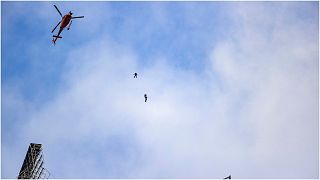صورة خلال تصوير مشهد القفز تظهر توم كروز وهو يحلق في الهواء