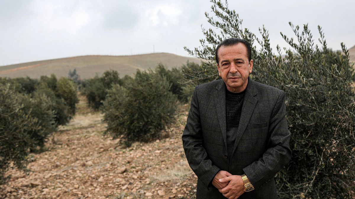 السوري الكردي سليمان شيخو بدأ بنقل أشجار الزيتون من مسقط رأسه عفرين عام 2017 إلى كردستان العراق