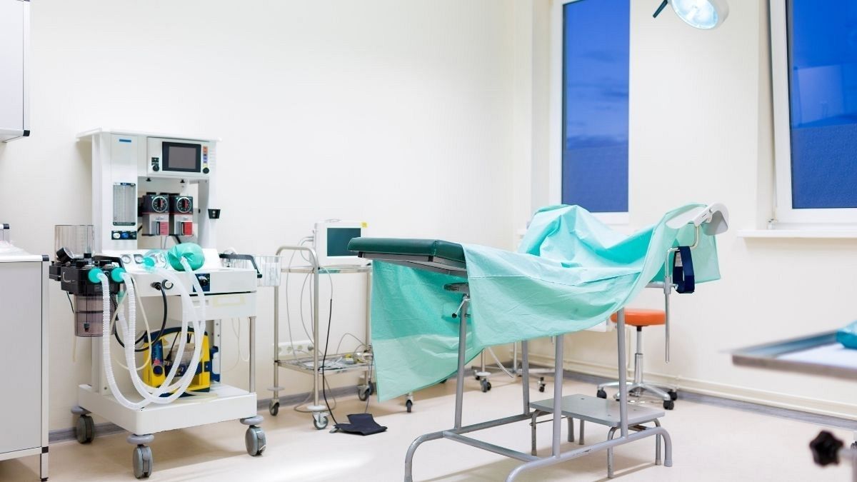 تخت مورد استفاده بیمارانی که به پزشک زنان و زایمان مراجعه می‌کنند